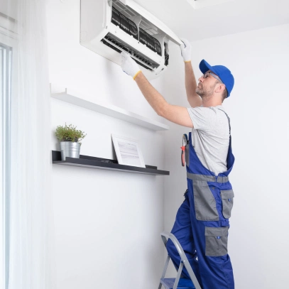 Tecnico revisando rejillas de ventilacion de aire domestico